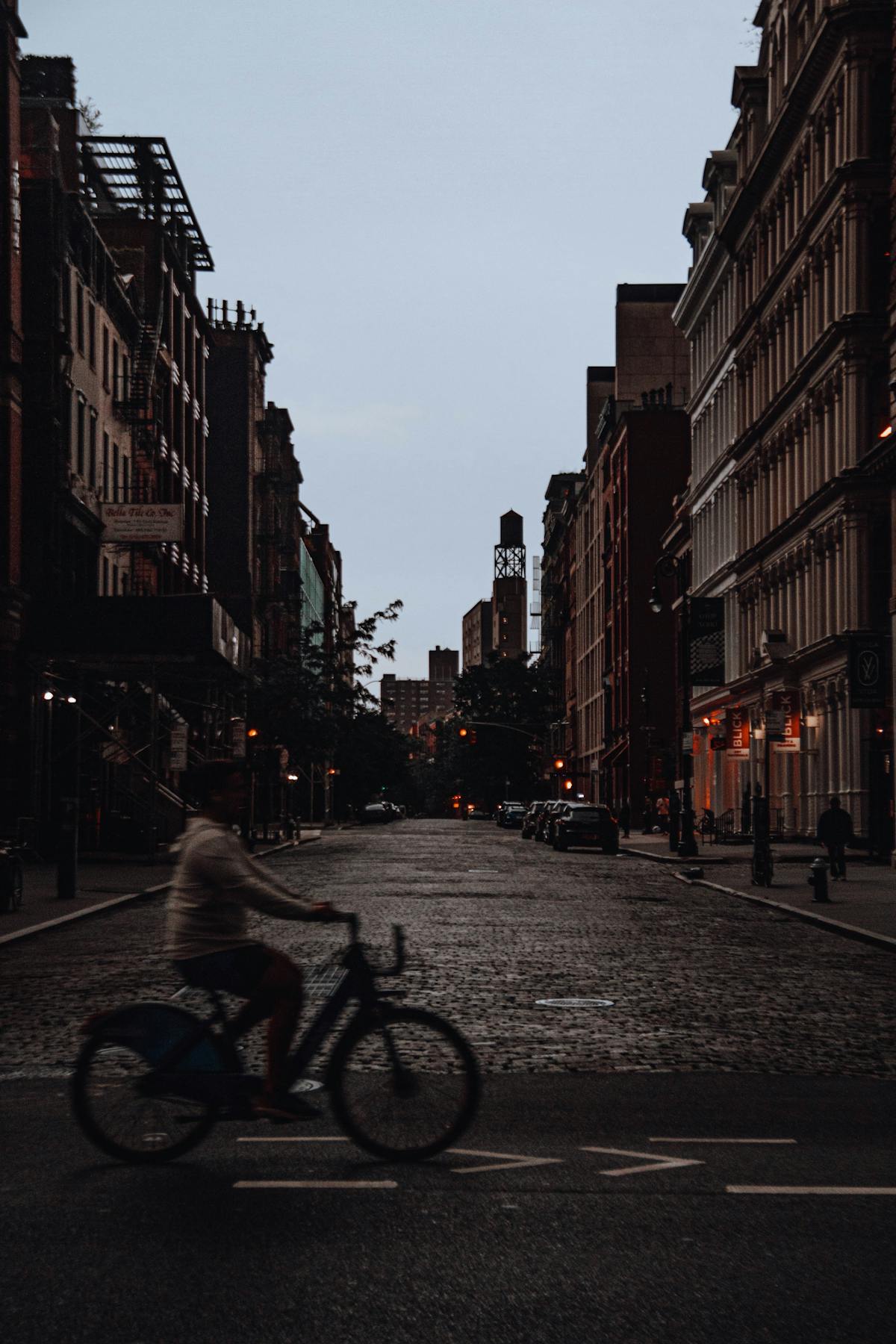 Cycliste en ville, symbole des nouvelles mobilités urbaines